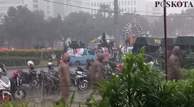 Hujan Deras, Demo Tolak Kenaikan BBM di Patung Kuda Bubar: Kami Akan Kembali!