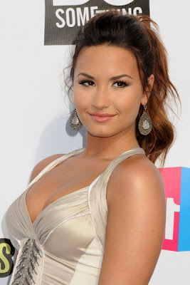 Hot Demi Lovato Show Big Things At VH1 Do Something Awards 2011 Moment