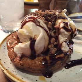 liberty tree tavern disney world ooey gooey toffee cake 