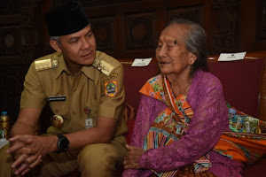 Kisah Gubernur Jateng Ganjar Pranowo dan Mbah Bandiyem, Nenek Penjual Pisang
