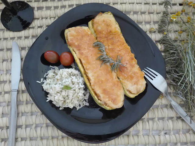 imagen de cerca del plato de calabacín gratinado , acompañamiento de arroz y tomates cherris