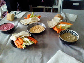 HUMMUS VARIADOS DE GARBANZOS, REMOLACHA Y ACEITUNAS alocados en la cocina