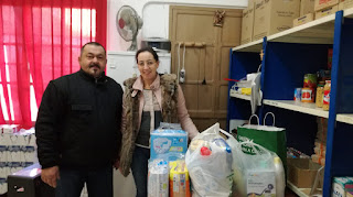 Entrega de productos de bebé en la sede de Caritas por nuestra Hna. Mayor