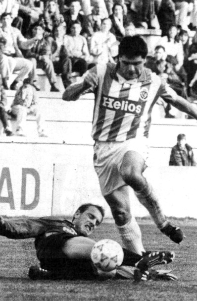 Alberto intenta escapar de un defensa osasunista. REAL VALLADOLID C. F. 2  CLUB ATLÉTICO OSASUNA 1. Domingo 06/03/1994, 17:00 horas. Campeonato de Liga de 1ª División, jornada 27. Valladolid, nuevo estadio José Zorrilla.