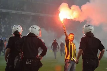 Fenerbahçe fans clash with police after Galatasaray win title