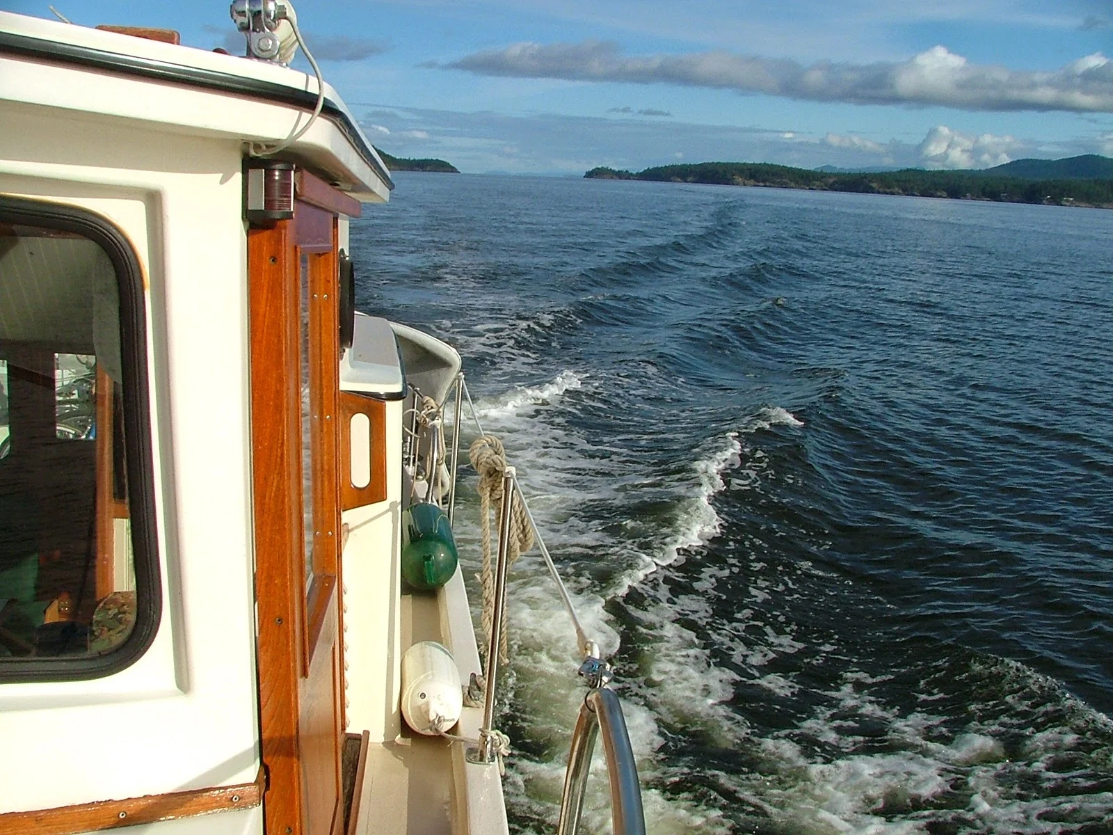 Gorgeous Day leaving Welcome Passage behind and heading south alongside Sunshine Coast