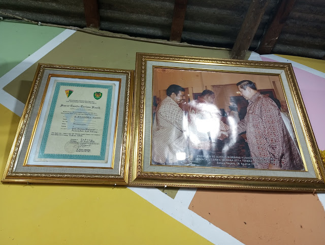 Sertifikat dan foto bersama Presden Susilo Bambang Yudhoyono (SBY) menjadi hiasan di Uncle Muthu Kitchen