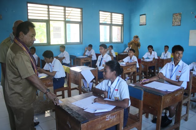 Pj. Bupati Kupang Pantau Pelaksanaan Ujian Sekolah di Kecamatan Kupang Barat