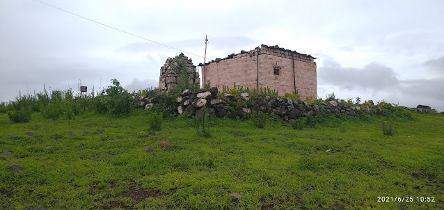 वैराटगडावरील दोन हनुमान मंदिर