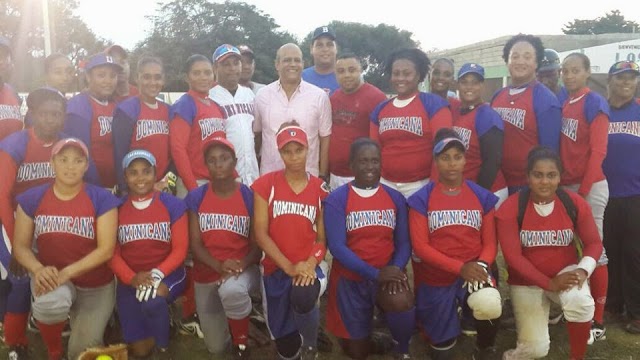 Alcalde de Barahona patrocina juegos de softbol femenino