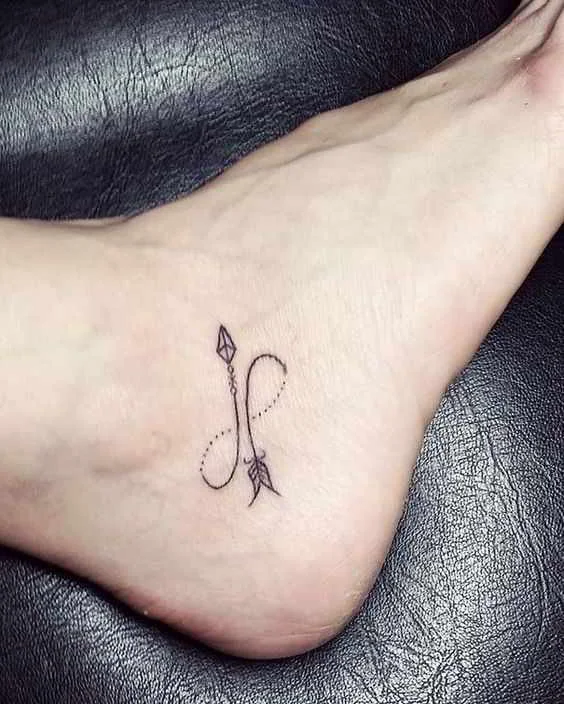 Tatuaje de sagitario en el pie de una mujer