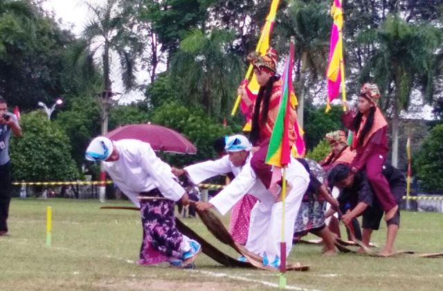 Lampung Barat Tampil Memukau di FOTTN Jambi - Radarlambar.com | Radar - Permainan Tradisional Lampung Dan Artinya