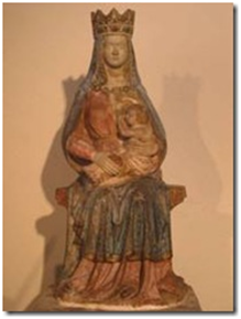 et statue de Notre Dame des Dons (1472). Seules les parties découvertes de la Vierge allaitant Jésus sont en marbre. La tête de Marie, refaite à plusieurs reprises, date de 1967