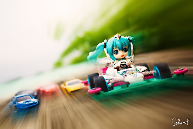 Kawaii! Racing Miku is being chased by supercars!