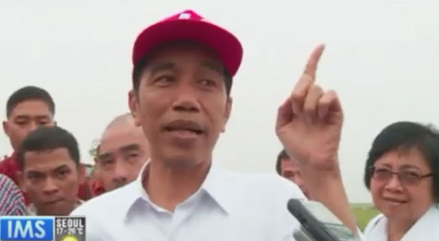 Presiden Jokowi tunda kungjungan kerja dan terpaksa mendarat di Padang, akibat kabut asap