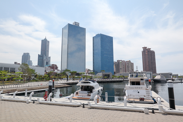 高雄苓雅光榮碼頭(13號碼頭)賞海景和遊艇，還有高雄流行音樂中心