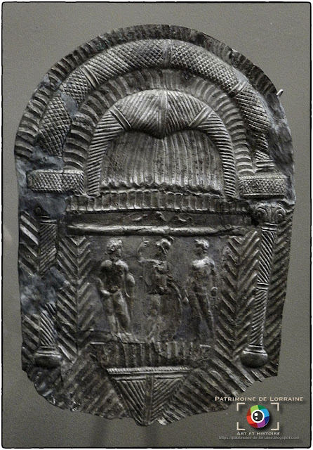 VIC-SUR-SEILLE (57) - Plaquette votive gallo-romaine (IIe siècle)