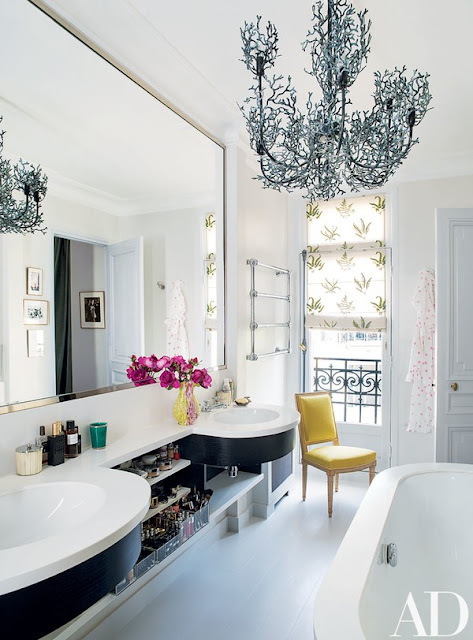 Luxurious Paris bathroom with Corian - found on Hello Lovely Studio