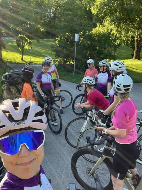 Sykkelselfie foran flere andre damer på sykkel
