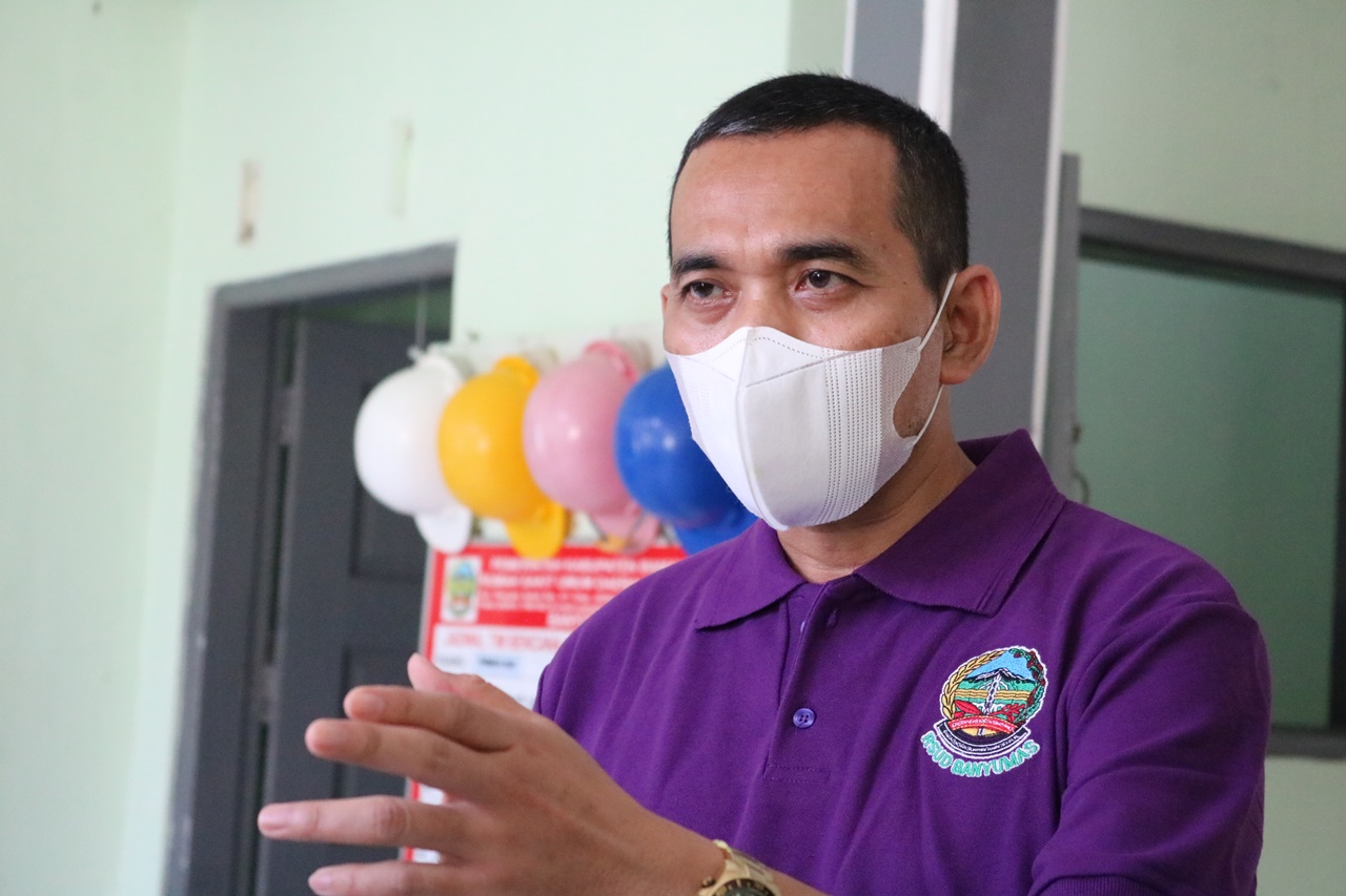 Jumat Bersih, Manajemen RSUD Banyumas Gotong Royong Bersama Seluruh Karyawan
