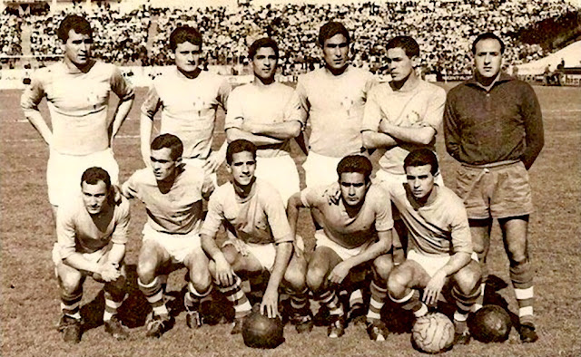 REAL CLUB CELTA DE VIGO. Temporada 1963-64. Las Heras, Zunzunegui, Rodri, Téllez, Albino y Cantero. Pintos, Zamorita, Domingo Erviti, Agapito Viñas y Polito. REAL CLUB CELTA DE VIGO 1 🆚 ATLÉTICO DE BILBAO 0 Resultado eliminatoria: REAL CLUB CELTA DE VIGO 2 🆚 ATLÉTICO DE BILBAO 1 Domingo 10/05/1964. Copa del Generalísimo, dieciseisavos de final, partido de vuelta. Vigo, Pontevedra, estadio de Balaídos. GOLES: ⚽1-0: 32’, Pintos.