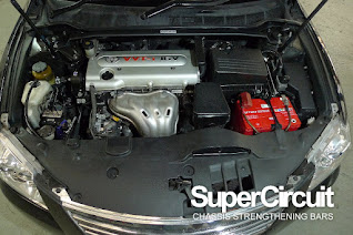 TOYOTA Camry XV40 engine bay with SUPERCIRCUIT Front Strut Bar/Front Tower Brace installed.