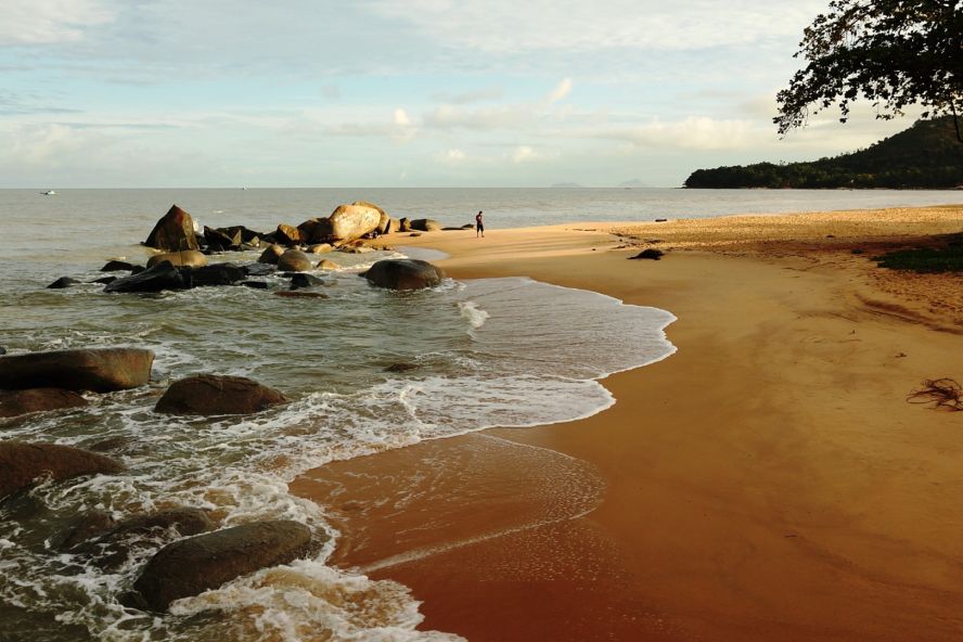 Pantai Pantai Indah di Kalimantan Barat tempat wisata