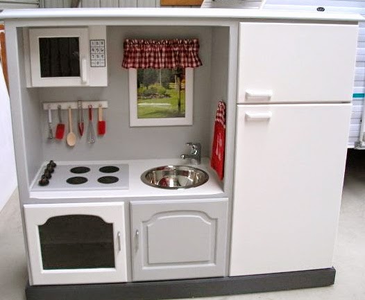 Cocina para niños con mueble reciclado