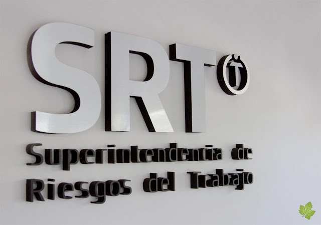 Cartel gris con logo SRT y palabras Superintendencia de Riesgos de Trabajo