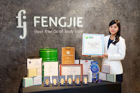 FJ豐傑生醫推出的產品榮獲多國獎項，圖右為線上服務的營養師戴嘉珠