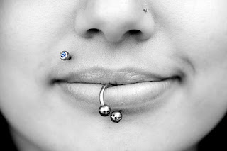 Piercings nos em grande labios