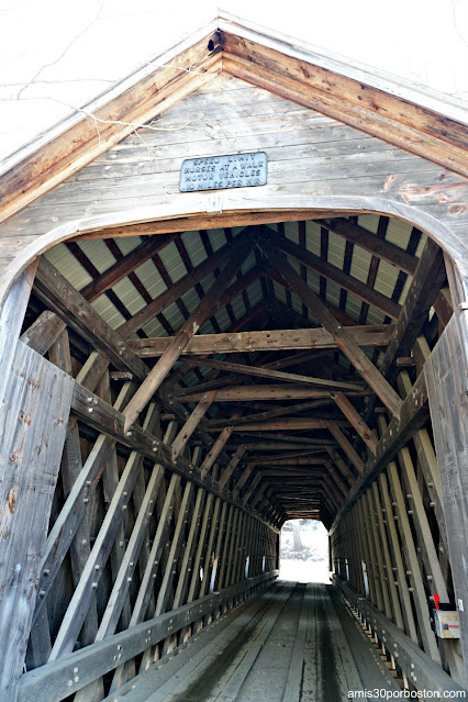 Interior del Puente Cubierto Hall Covered Bridge