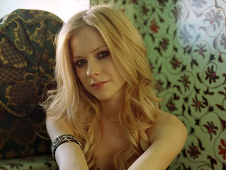 Free non watermarked wallpapers of Avril Lavigne at Fullwalls.blogspot.com