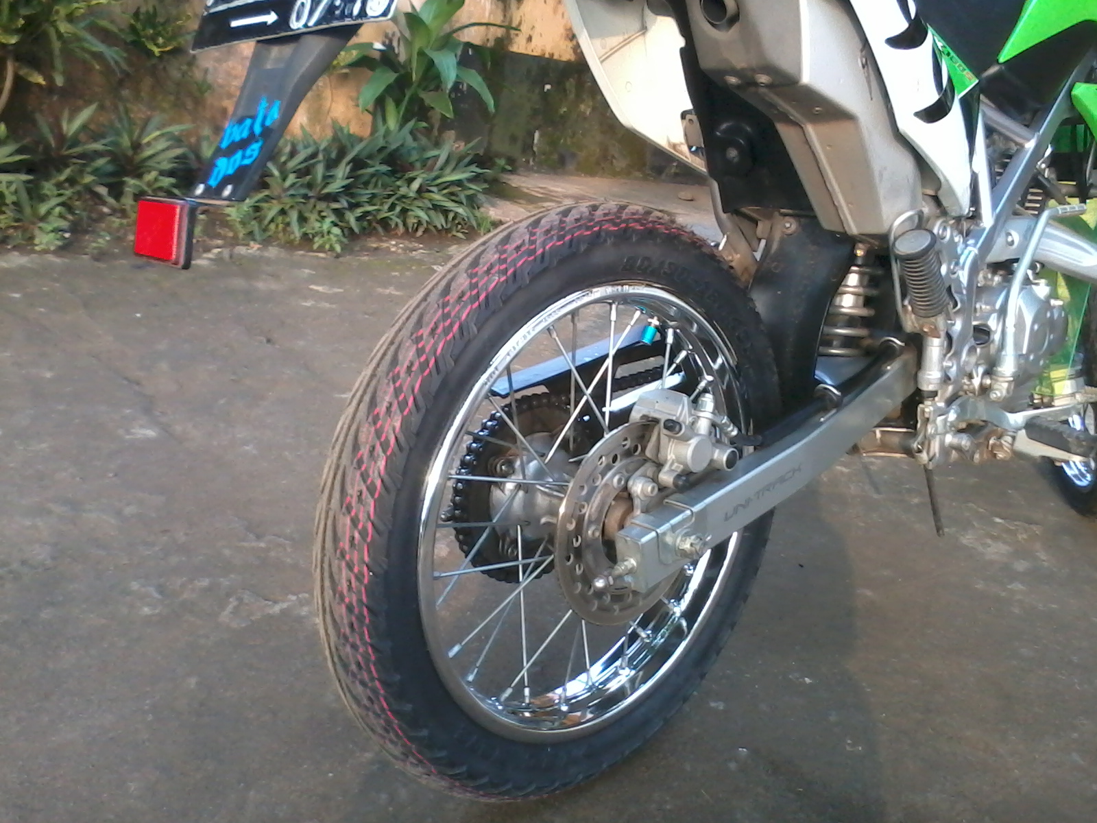 T - RECK ( Tiger_e Cah Kediri ): Pasang ban depan KLX 150 