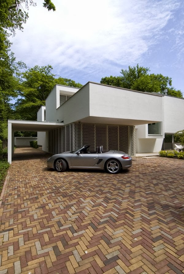 Car in front of Modern home by Clijsters Architectuur Studio