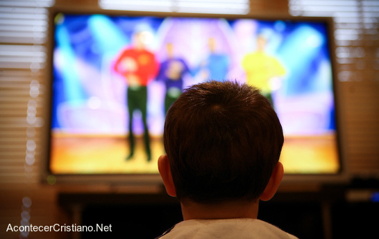 Niño mirando horas la televisión