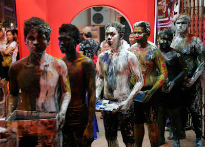 Street performers on Thalang Road