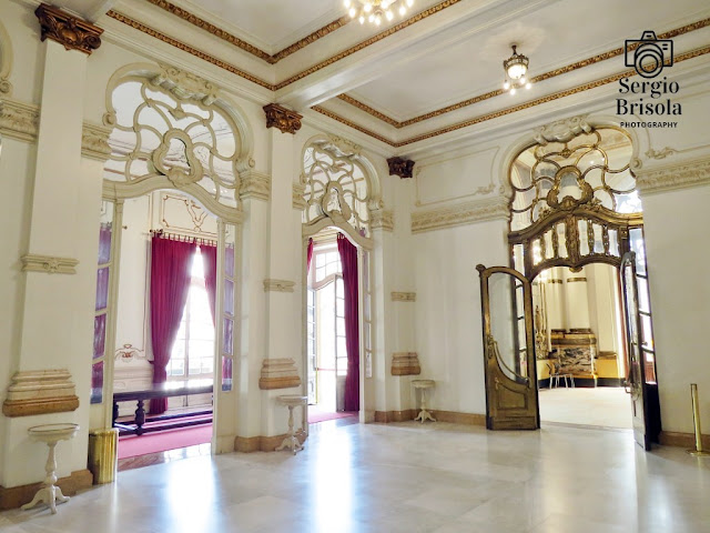 Vista parcial da antecâmara lateral (foyer) do andar Nobre do Theatro Municipal de São Paulo