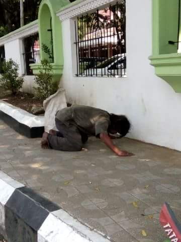 'Orang Gila' Sedang Sholat Di Luar Pagar Masjid Garut Ini 