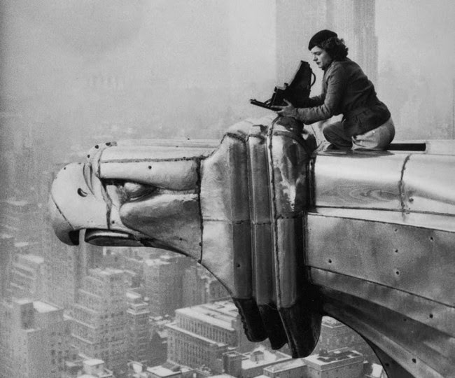 52 photos of women who changed history forever - Margaret Bourke-White, a photographer, climbing the Chrysler Building. [1934]