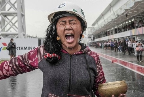 Canggih! Mbak Rara Pawang Hujan Bilang Ada AC Besar di Langit: Remotnya Aku Yang Pegang!