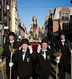 Confraria de Les Charitables leva o busto de Santo Eloi em procissão