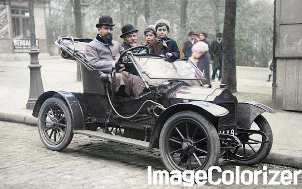 구형 자동차 흑백 사진 ImageColorizer 결과물