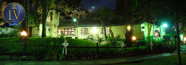 iglesia de noche con jardines iluminados y moños de flores