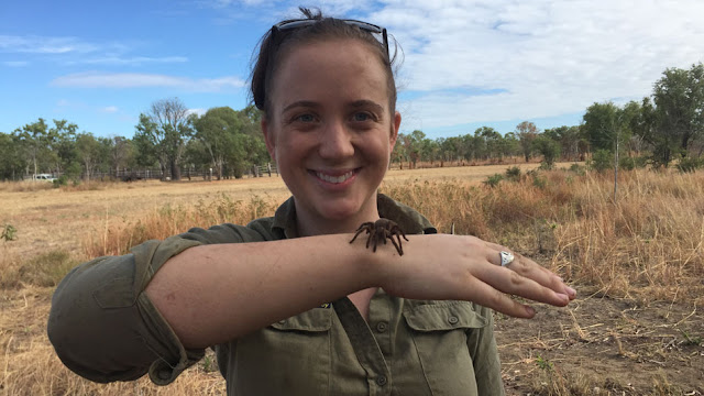 Sophie Harisson dengan tarantula jenis baru temuannya