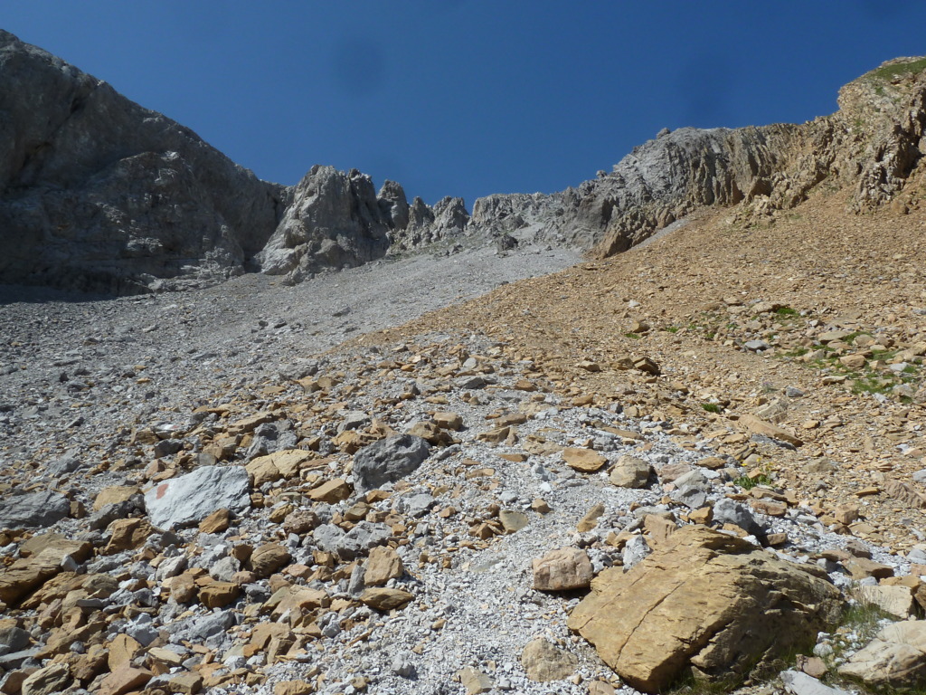 PEÑA ROYA (2.578m) y PEÑA BLANCA, 2.555m (El parapente de Te P1250275%20%28FILEminimizer%29