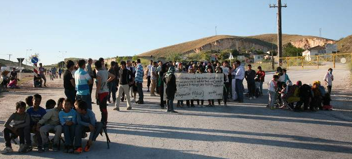 Κατάντια - Παράνομοι μετανάστες έκλεισαν χθές την εθνική οδό Λάρισας - Τρικάλων