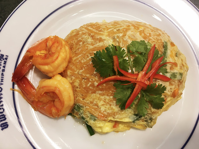 shrimp pad thai at Thipsamai restaurant, Bangkok, Thailand