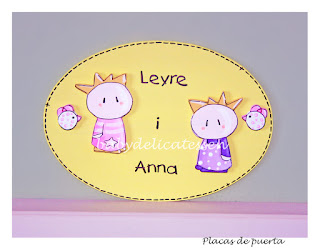 placa de puerta infantil moderna gemelas Leire i Anna babydelicatessen