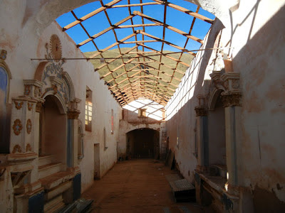 (foto 8 y foto 9). Se niveló las murallas dañadas arriba poner después una cadena de cemento y fierro conectada con las 9 contrafuertes y el primer nivel de las torres. Antes de techar el templo queremos sacar el arco arriba de los 2 altares laterales que no es más necesario para la estabilidad del templo